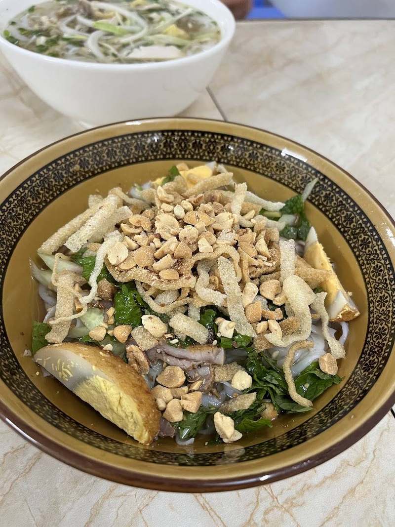 Bát phở chua Ly Dính với lạc rang, khoai lang chiên và rau thơm