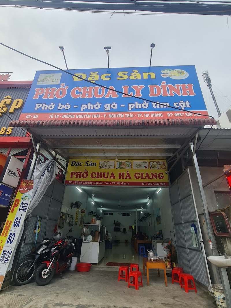 Mặt tiền quán Phở Chua Lý Dính với biển xanh và biển vàng
