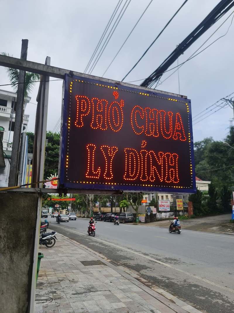 Biển đèn LED Phở Chua Lý Dính bên đường Nguyễn Trãi