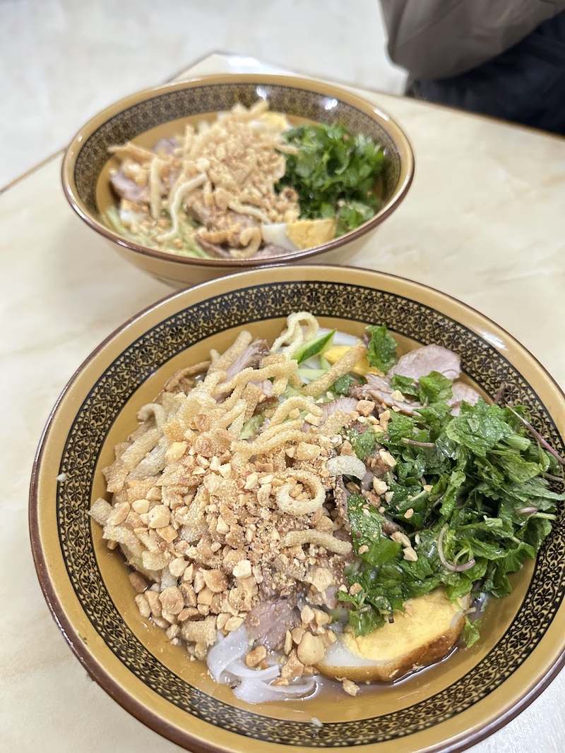 Bát phở chua với khoai môn chiên, lạc rang và rau thơm