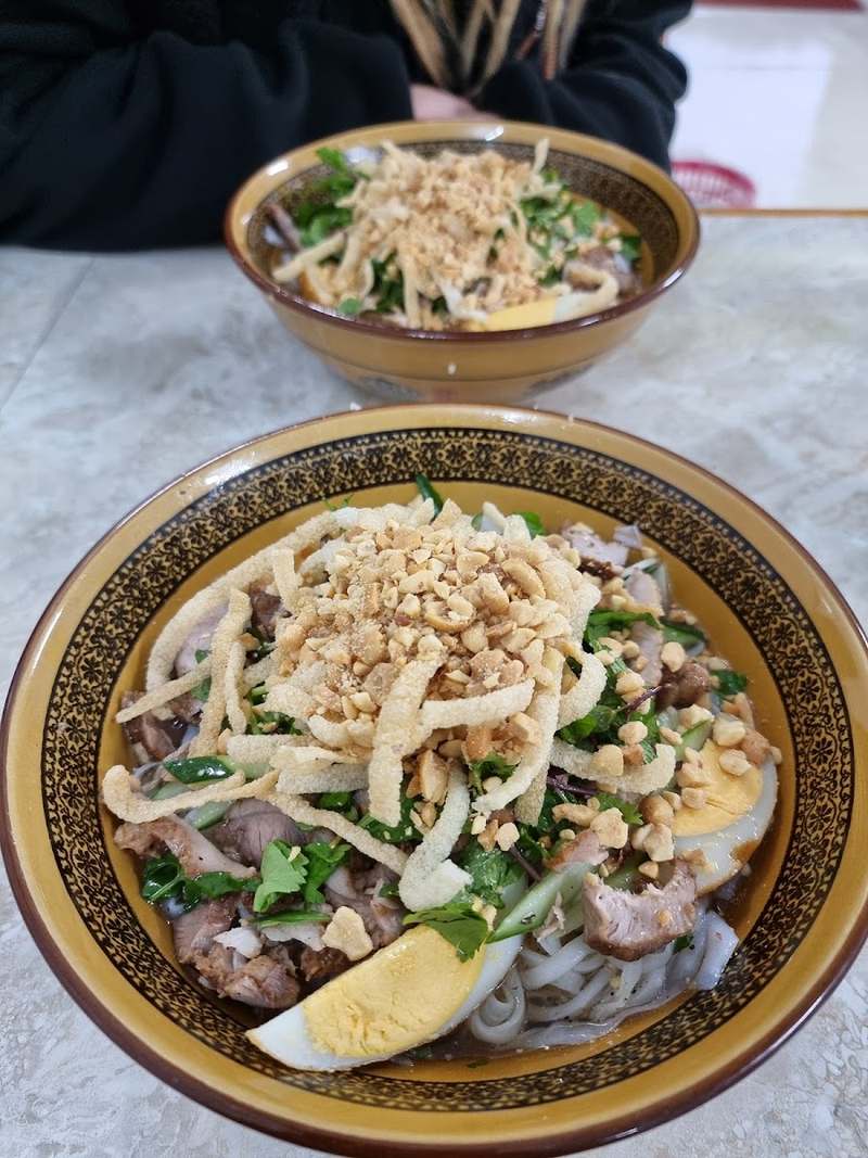 Phở chua có trứng, thịt và topping giòn