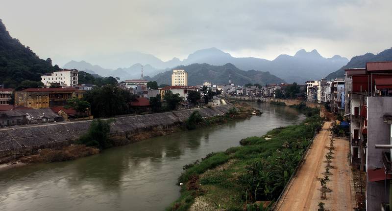 Dòng sông Lô, dãy nhà ven sông và núi phía xa của thành phố Hà Giang