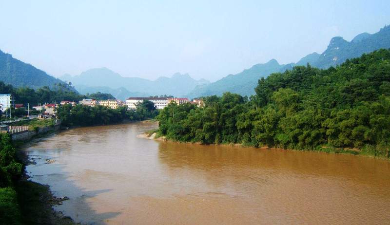 Khúc sông Lô màu phù sa uốn quanh chân núi