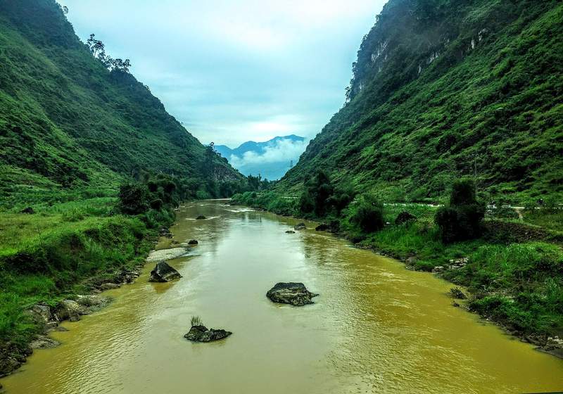 Dòng sông chảy giữa hai sườn núi xanh ở Cán Tỷ